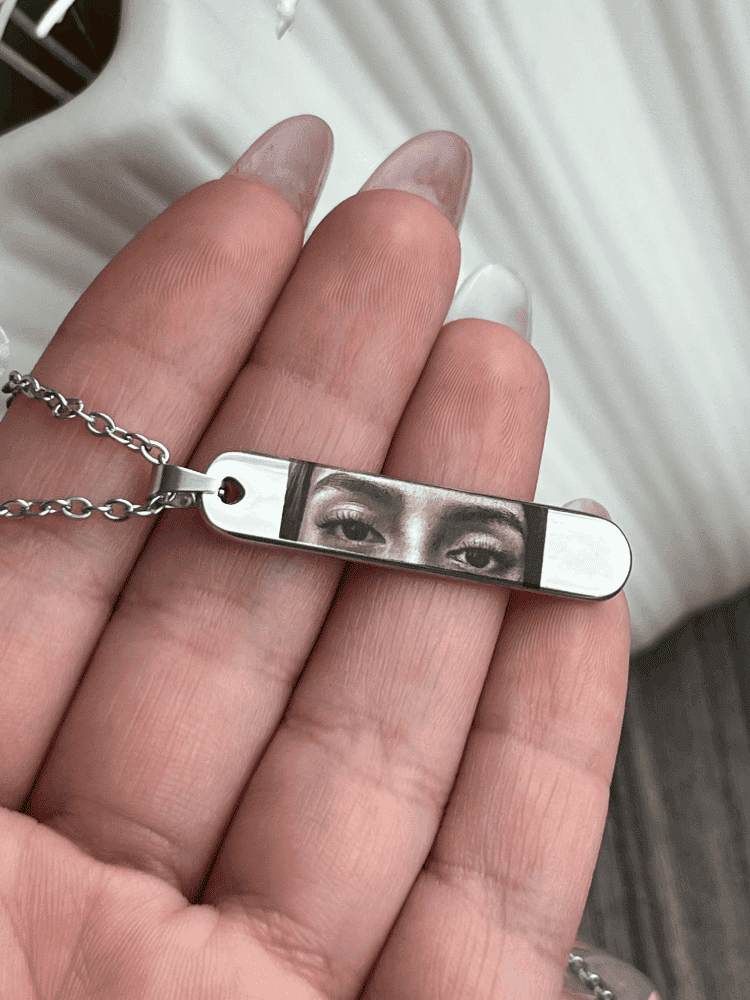 Collar rectangular con grabado unisex