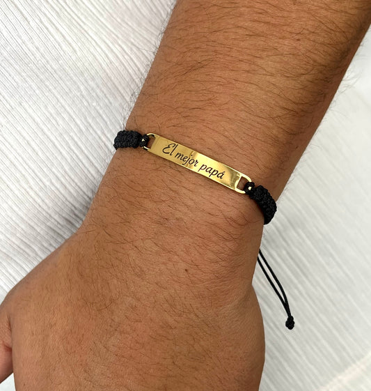 Pulsera tejida con placa grabada