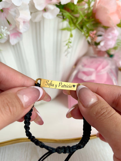 Pulsera tejida con placa grabada