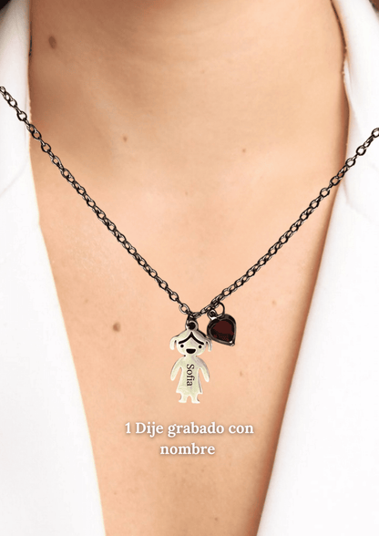 Cadena plateada con dije de niños con grabado personalizado