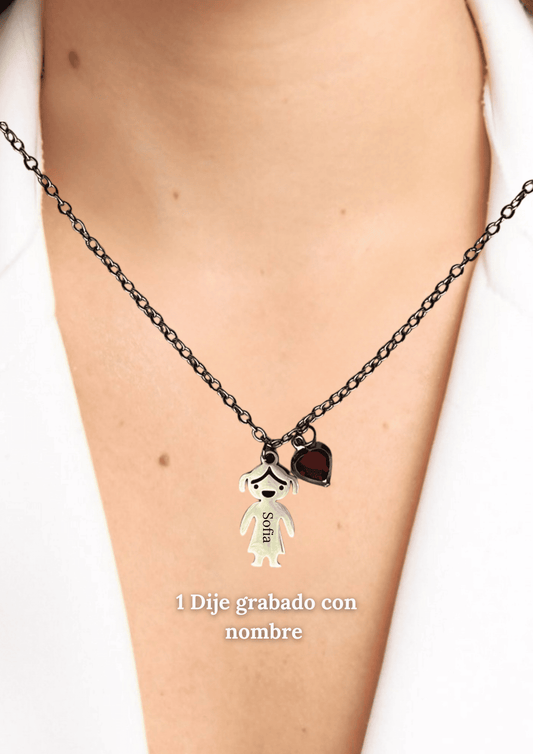 Cadena plateada con dije de niños con grabado personalizado