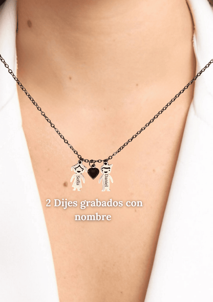 Cadena plateada con dije de niños con grabado personalizado